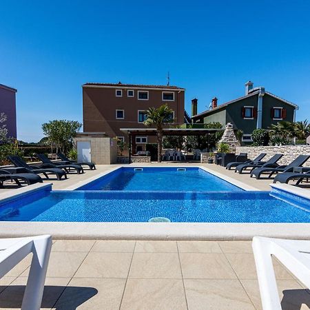 Family Friendly Apartments With A Swimming Pool Valbandon, Fazana - 2201 Stinjan Exterior photo