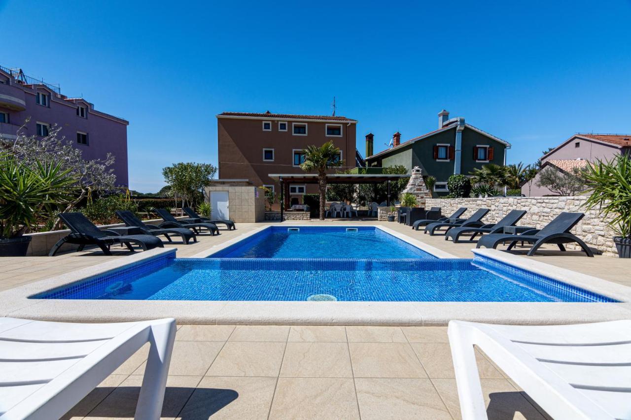 Family Friendly Apartments With A Swimming Pool Valbandon, Fazana - 2201 Stinjan Exterior photo