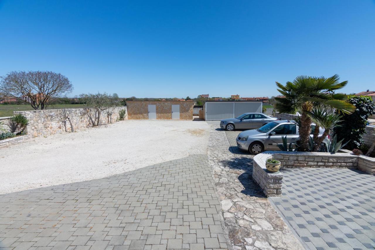 Family Friendly Apartments With A Swimming Pool Valbandon, Fazana - 2201 Stinjan Exterior photo