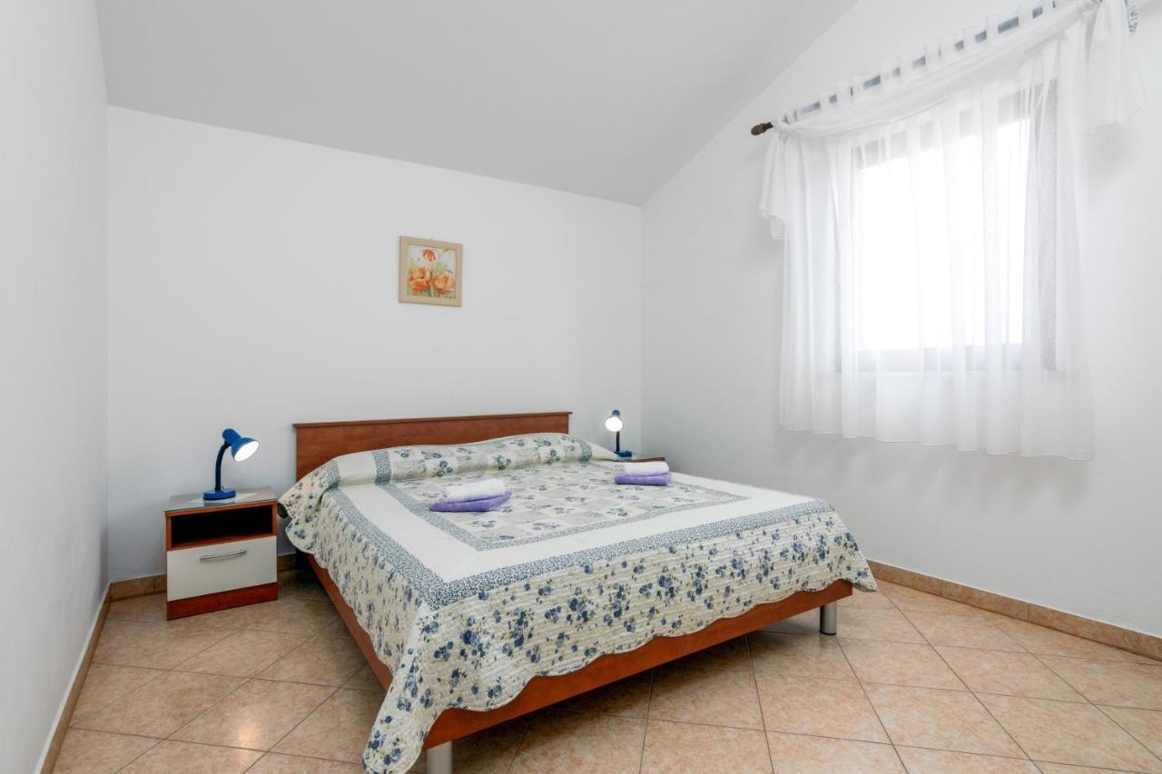 Family Friendly Apartments With A Swimming Pool Valbandon, Fazana - 2201 Stinjan Exterior photo