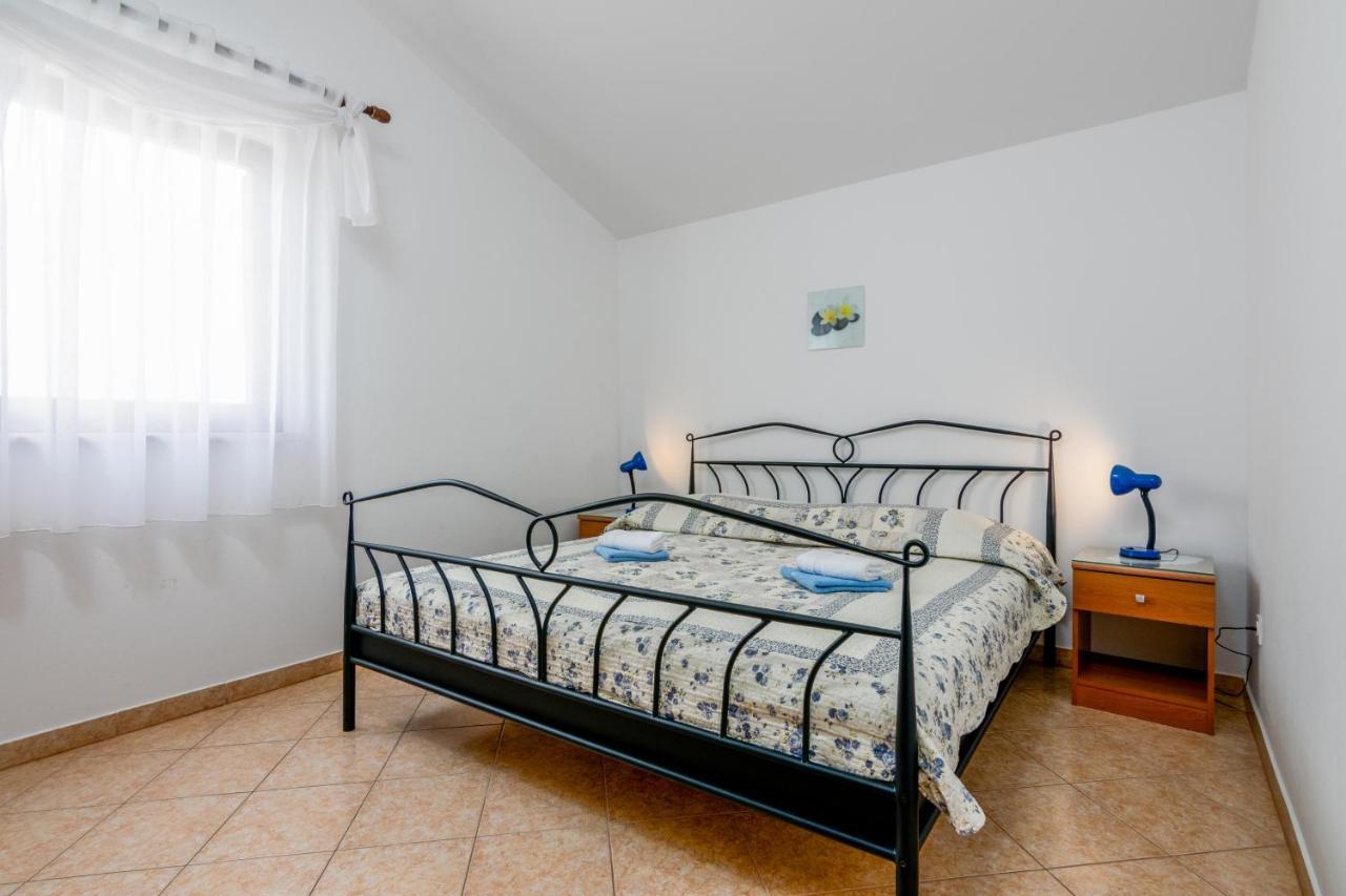 Family Friendly Apartments With A Swimming Pool Valbandon, Fazana - 2201 Stinjan Exterior photo